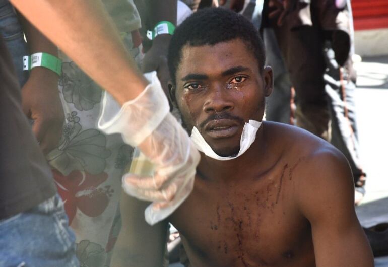 Un migrante llora en el CETI de Ceuta tras saltar la valla fronteriza.