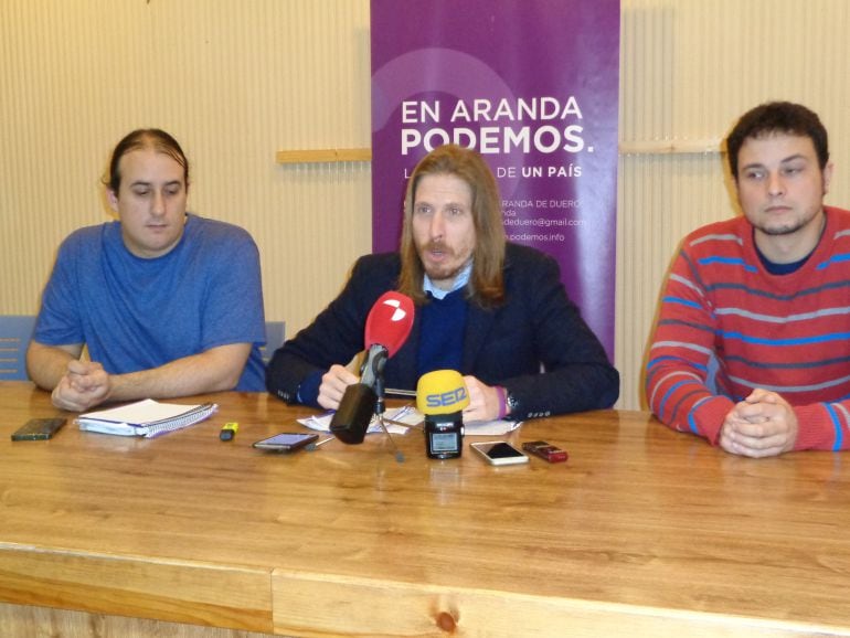 Pablo Fernandez, portavoz parlamentario de Podemos en Castilla y Léon, con Mario Martín, portavoz de Sí Se Puede Aranda (izq) y Félix Díez, procurador por Burgos