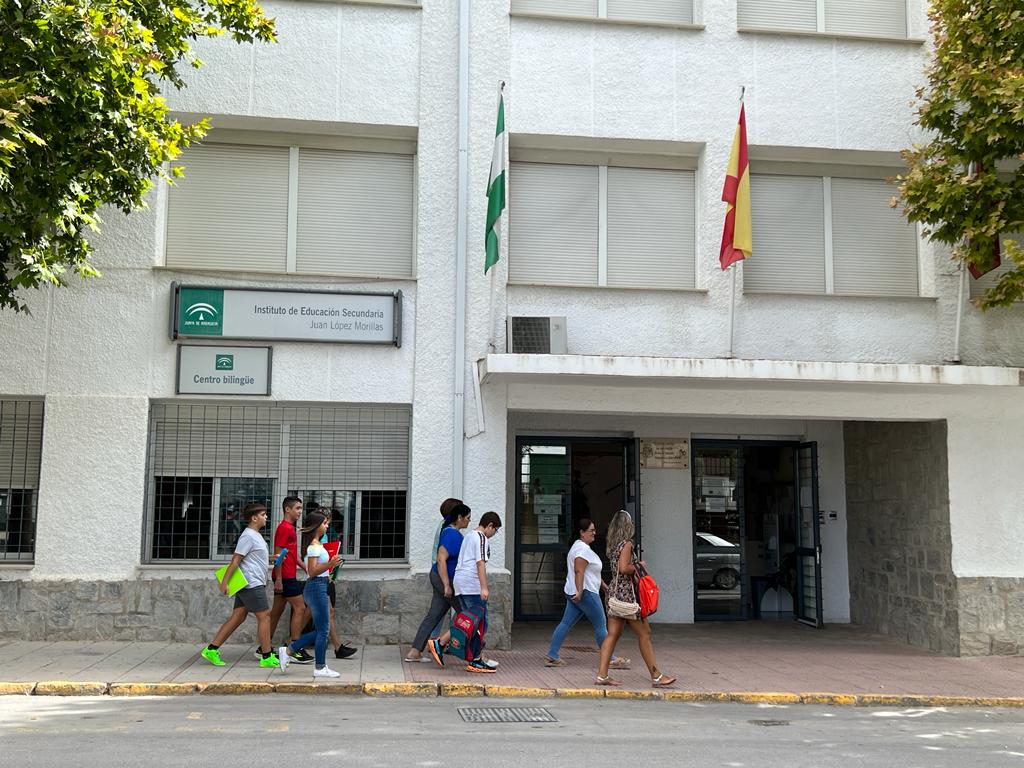 Grupos de alumnos en la entrada del centro