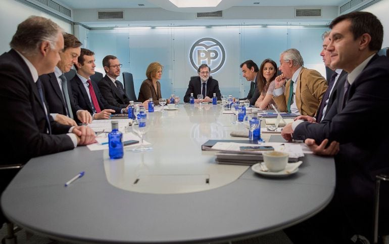 Fotografía facilitada por el PP, de su presidente, Mariano Rajoy (c), junto a la secretaria general, María Dolores de Cospedal (5i); el coordinador general, Fernando Martínez-Maillo (5d); los portavoces, Esteban González Pons (i), Rafael Hernando (2i) y José Manuel Barreiro (2d); los vicesecretarios generales, Pablo Casado (3i), Javier Maroto (4i), Andrea Levy (4d) y Javier Arenas (3d), y el jefe de Gabinete de la Presidencia del Gobierno, José Luis Ayllón (d), durante la reunión del Comité de Dirección