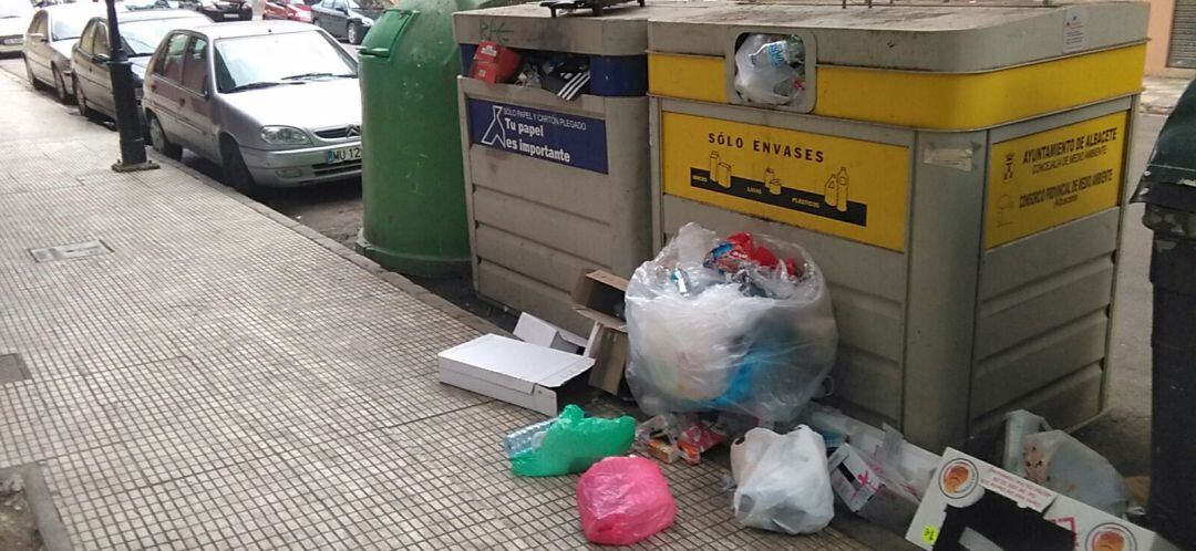 Imagen de archivo de un contenedor rebosado en el barrio Hospital