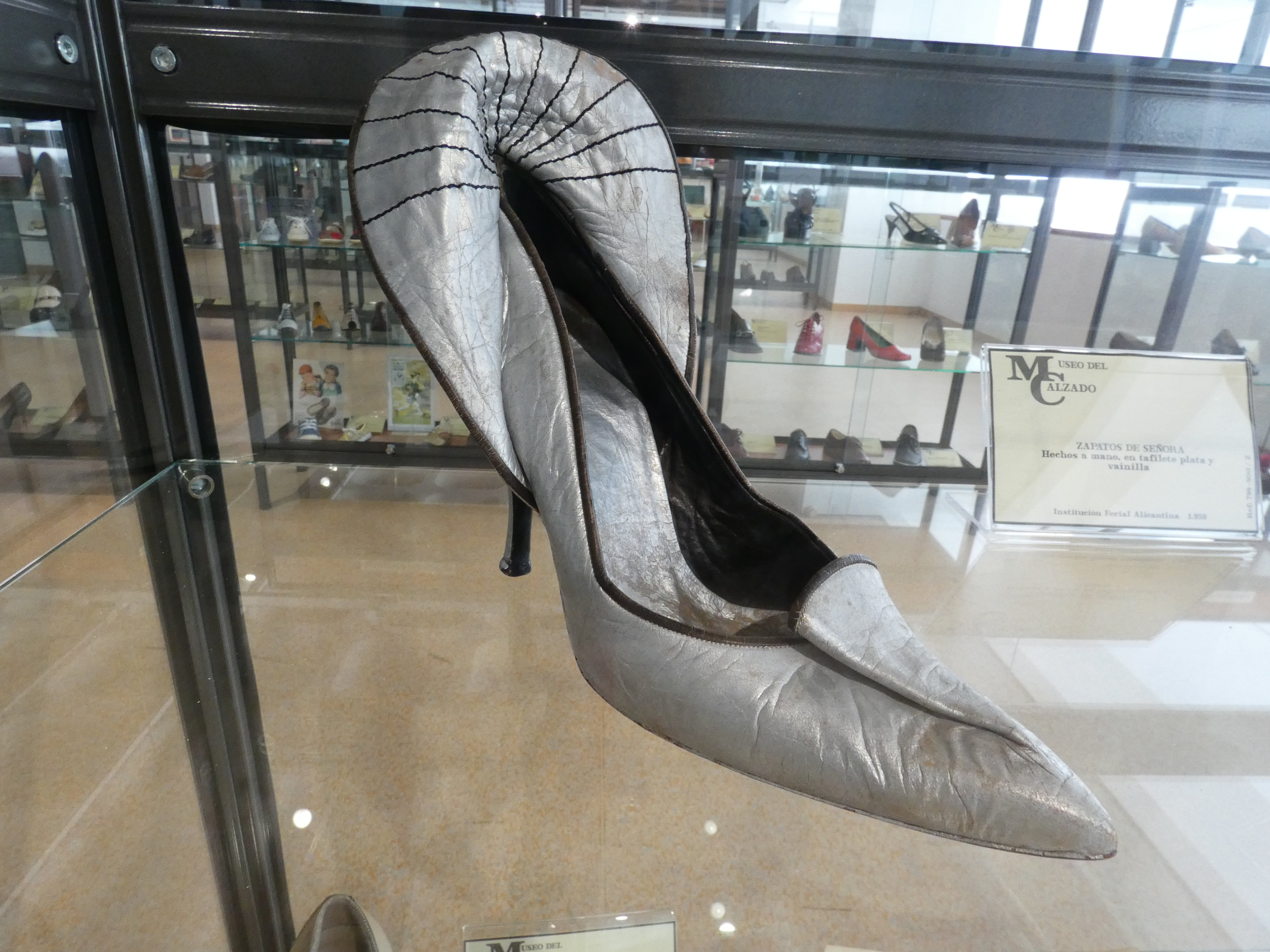 Zapato de sofisticado diseño expuesto en el Museo del Calzado de Elda