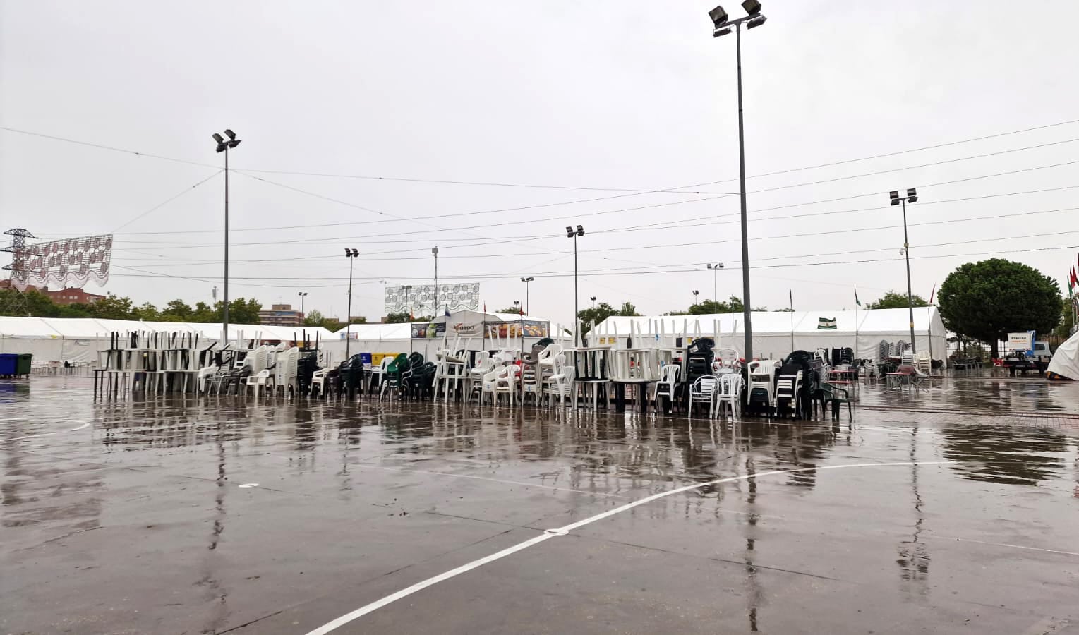 Los Bomberos intervienen en 17 puntos de Alcorcón por balsas de agua en inundaciones.