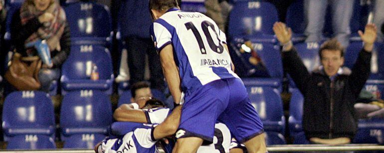 Los jugadores del Deportivo celebran el gol marcado por el delantero holandés Ryan Babel, el segundo frente al Osasuna