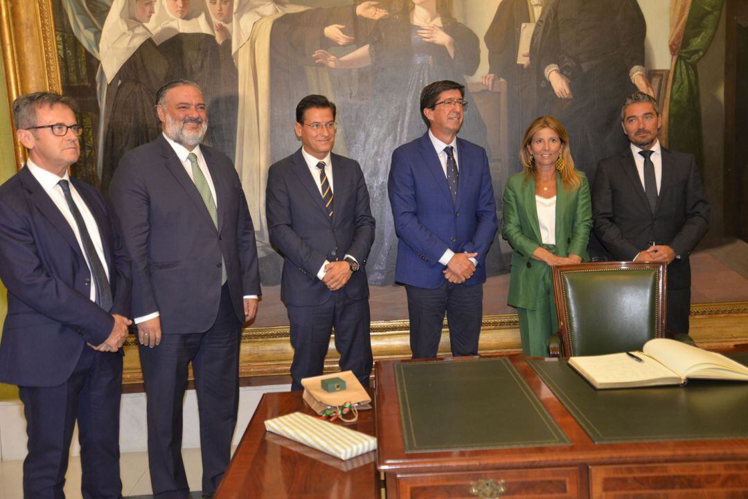 El alcalde de Granada, Luis Salvador, y el vicepresidente de la Junta, Juan Marín (en el centro), en el despacho conocido como &#039;de la Mariana&#039; en el Ayuntamiento de Granada