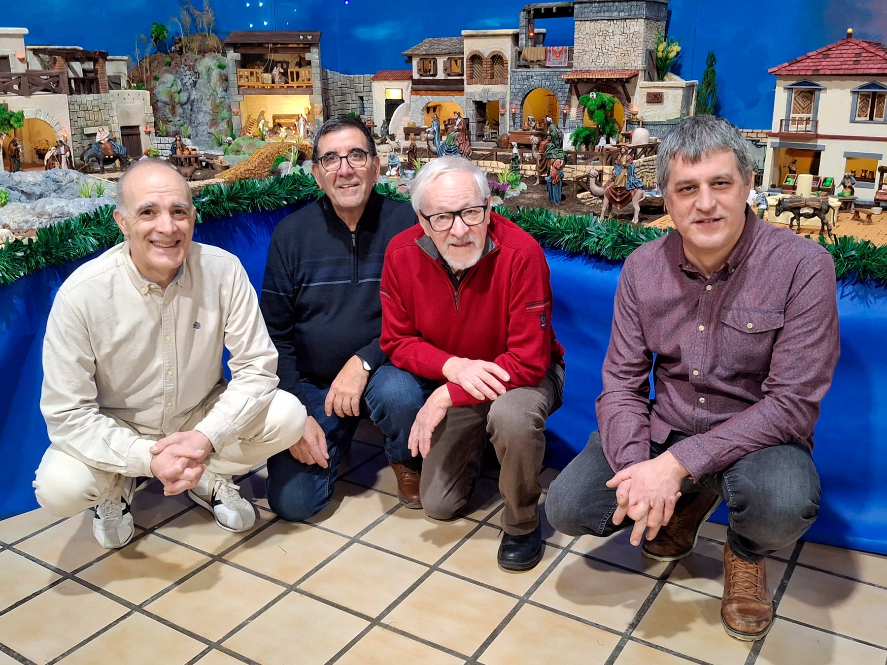 Algunos de los componentes de la Filà Maseros ante el belén que presentaron al concurso