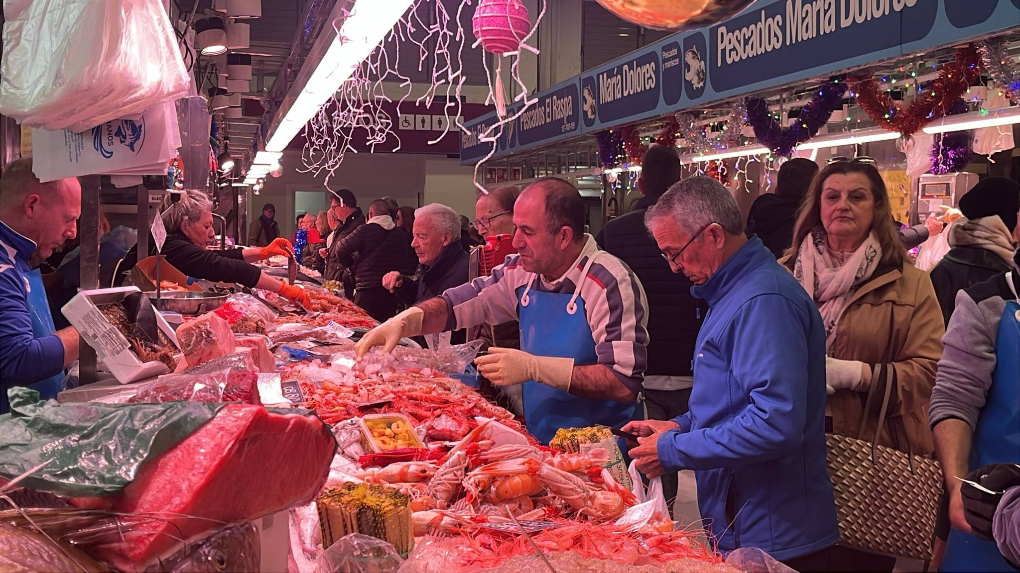 El mercado de Santa Florentina bulle en Nochebuena con miles de cartageneros en busca del mejor marisco