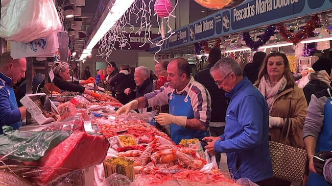 El mercado de Santa Florentina bulle en Nochebuena con miles de cartageneros en busca del mejor marisco