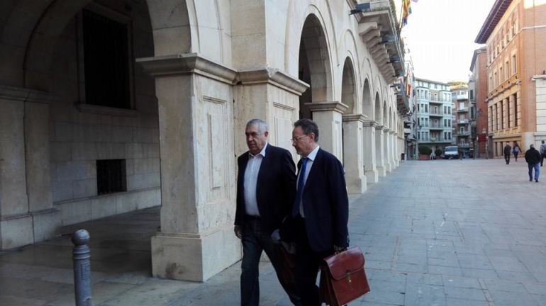 Antonio Arrufat, ayer junto a su abogado, a la entrada de los juzgados de Teruel