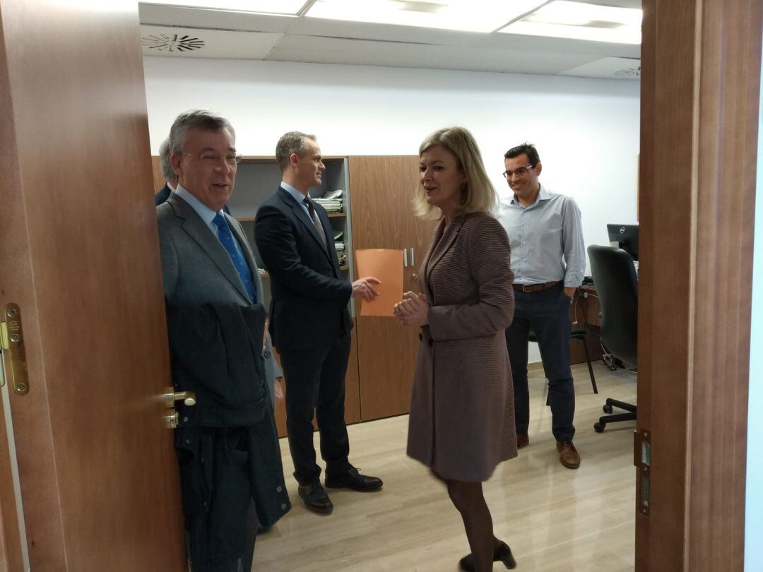 La consellera Gabriela Bravo, junto con el fiscal jefe, Jorge Rabasa (i) y el decano de jueces de Alicante, Salvador Belmont (c), en la visita a las nuevas oficinas de procuradores del Palacio de Justicia.