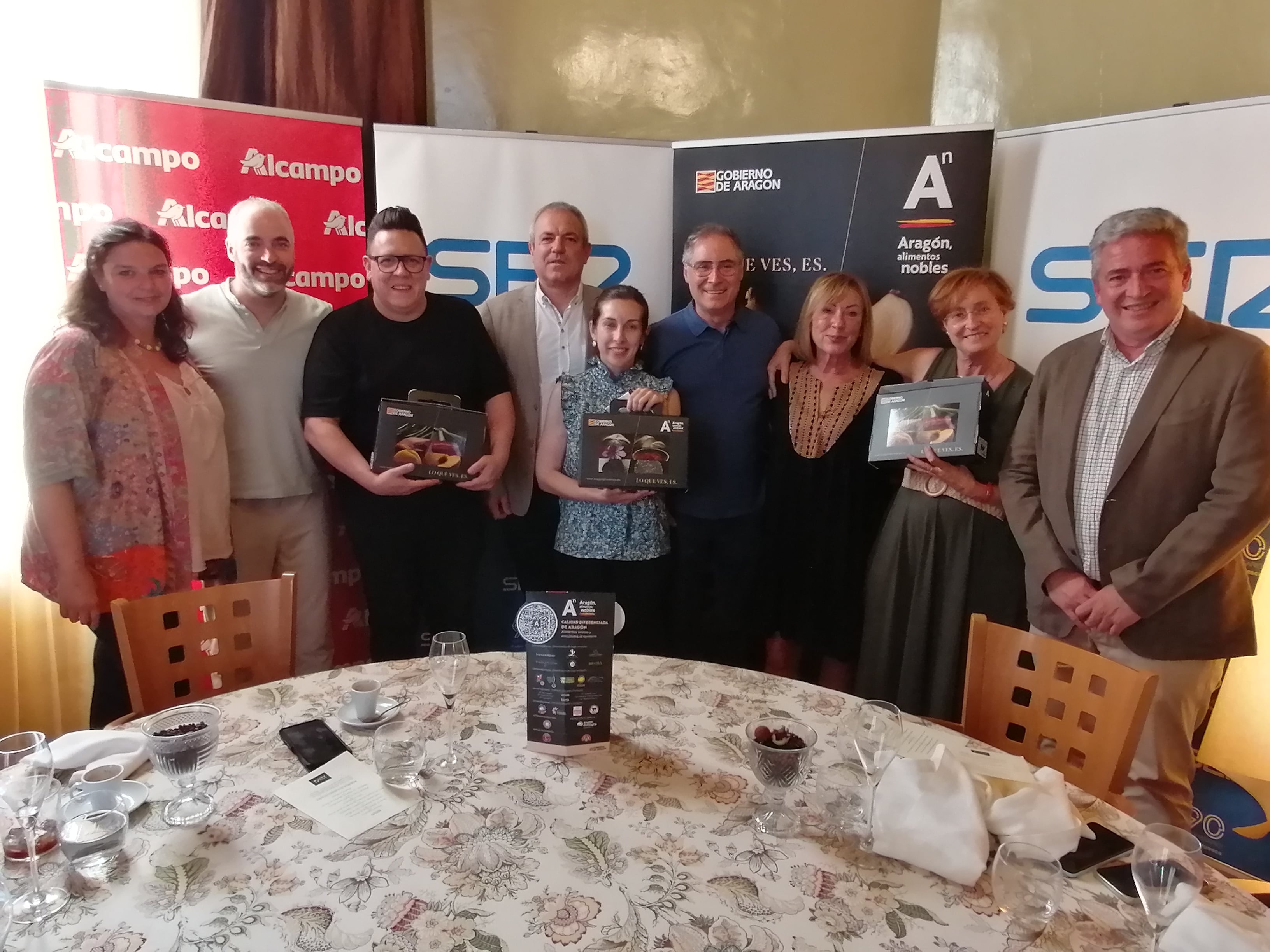 Imagen de los galardonados XXIX Concurso Comer en el Altoaragón, con representantes de los patrocinadores y miembros del jurado