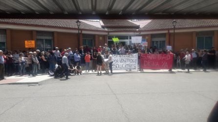 En Roa volvían a concentrarse a las dos y media de la tarde junto al centro de salud