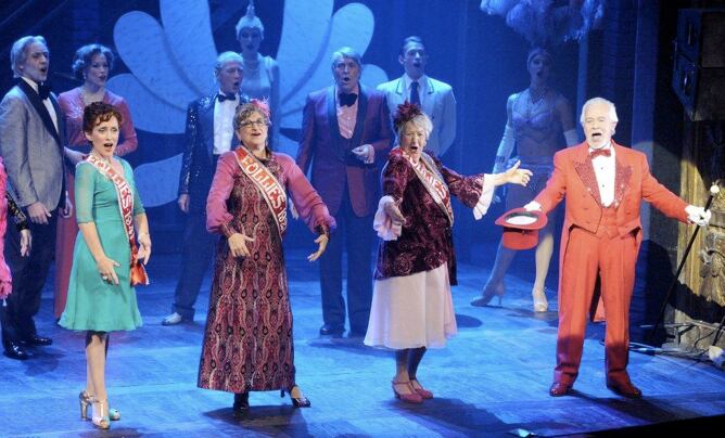 Uno de los números musicales de &#039;Follies&#039;, durante su representación en el Teatro Español