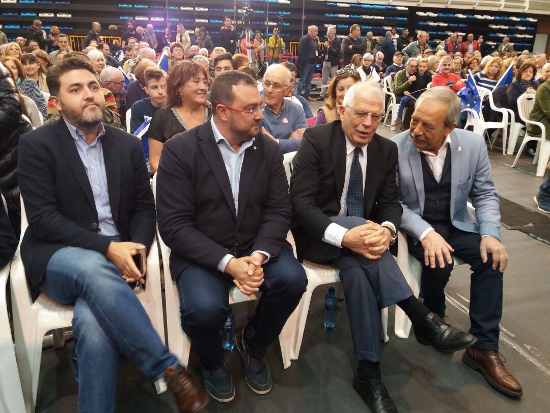 Candidatos socialistas en un mitin en Oviedo. De dcha. a izq.: Jonás Fernández, candidato al Parlamento Europeo; Adrián Barbón, candidato autonómico; Josep Borrell, ministro de Exteriores y candidato al Parlamento europeo; y Wenceslao López, alcalde de Oviedo y candidato a la reelección el próximo 26 de mayo.