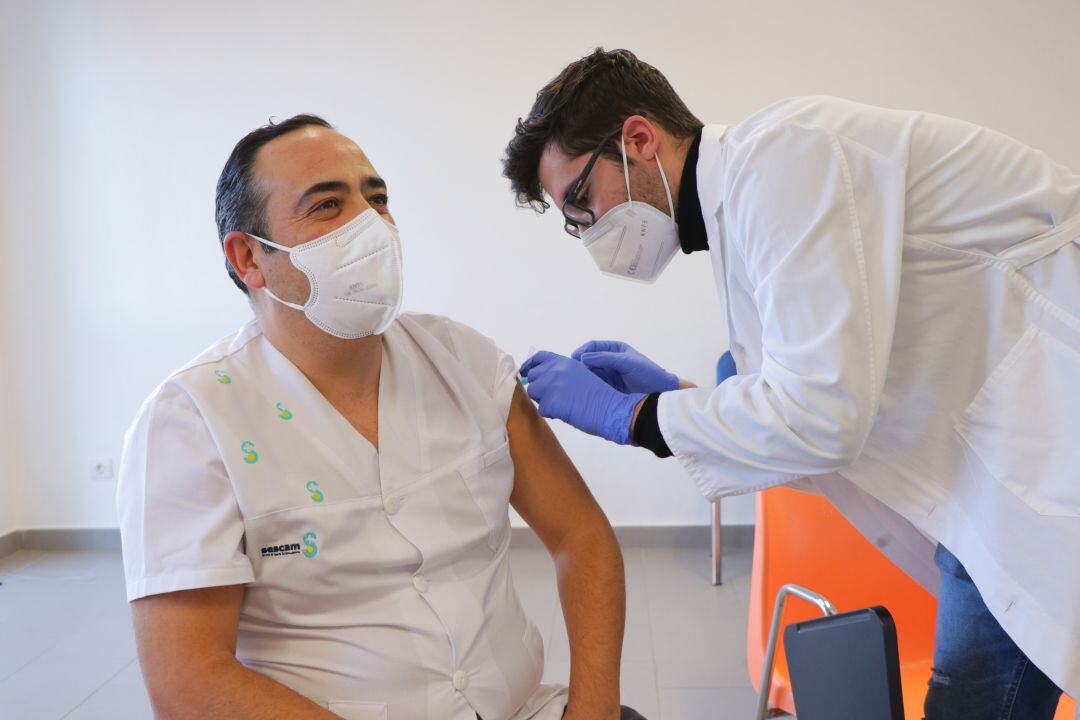 Comienza la vacunación del personal sanitario y de la segunda dosis en residencias libres de covid