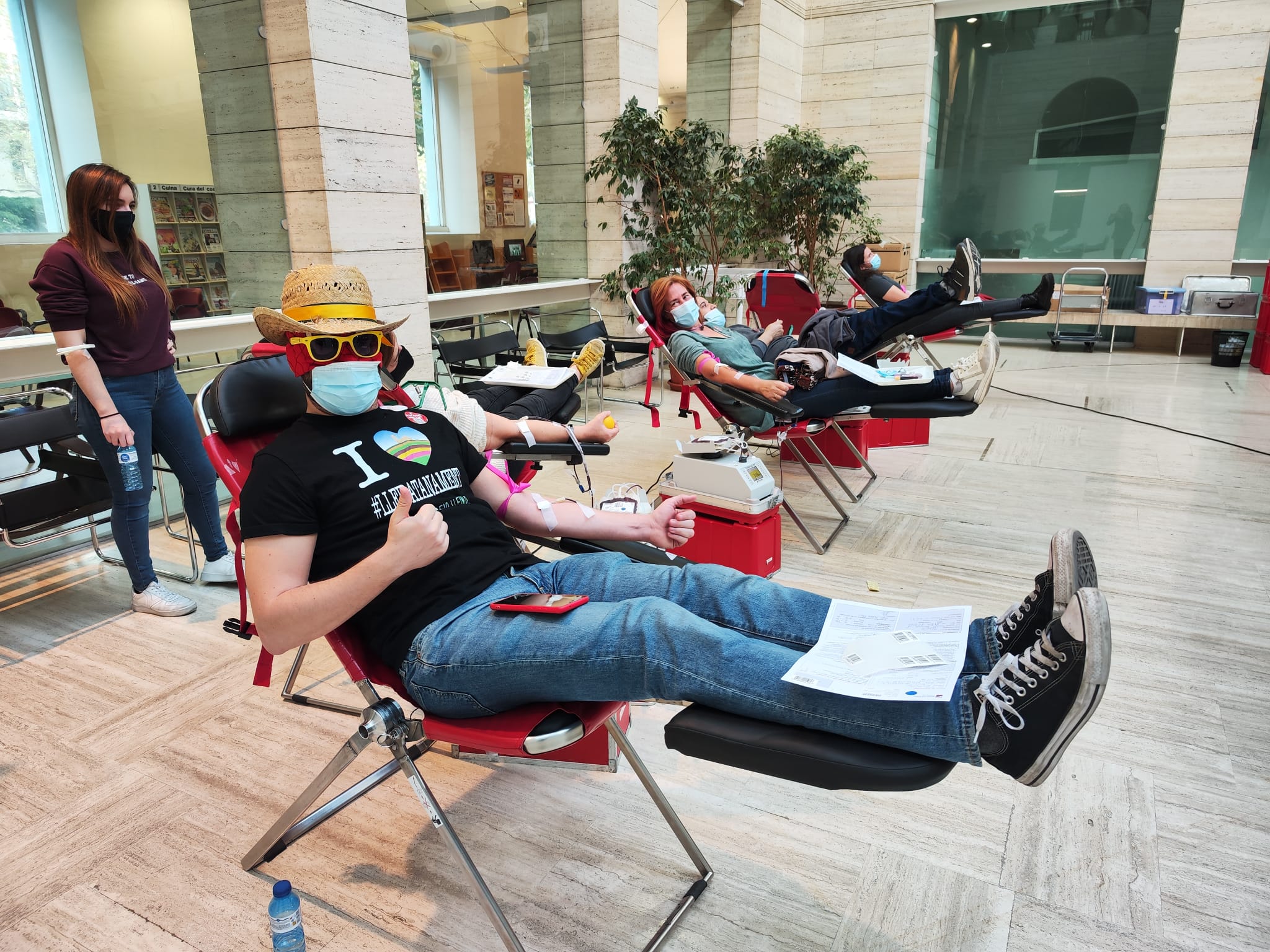 Un dels donants d&#039;aquest primer dia de la Marató ha estat el Sr. Postu, que ha remarcat la importància d&#039;aquest acte solidari. Foto: Maricel Benabarre.
