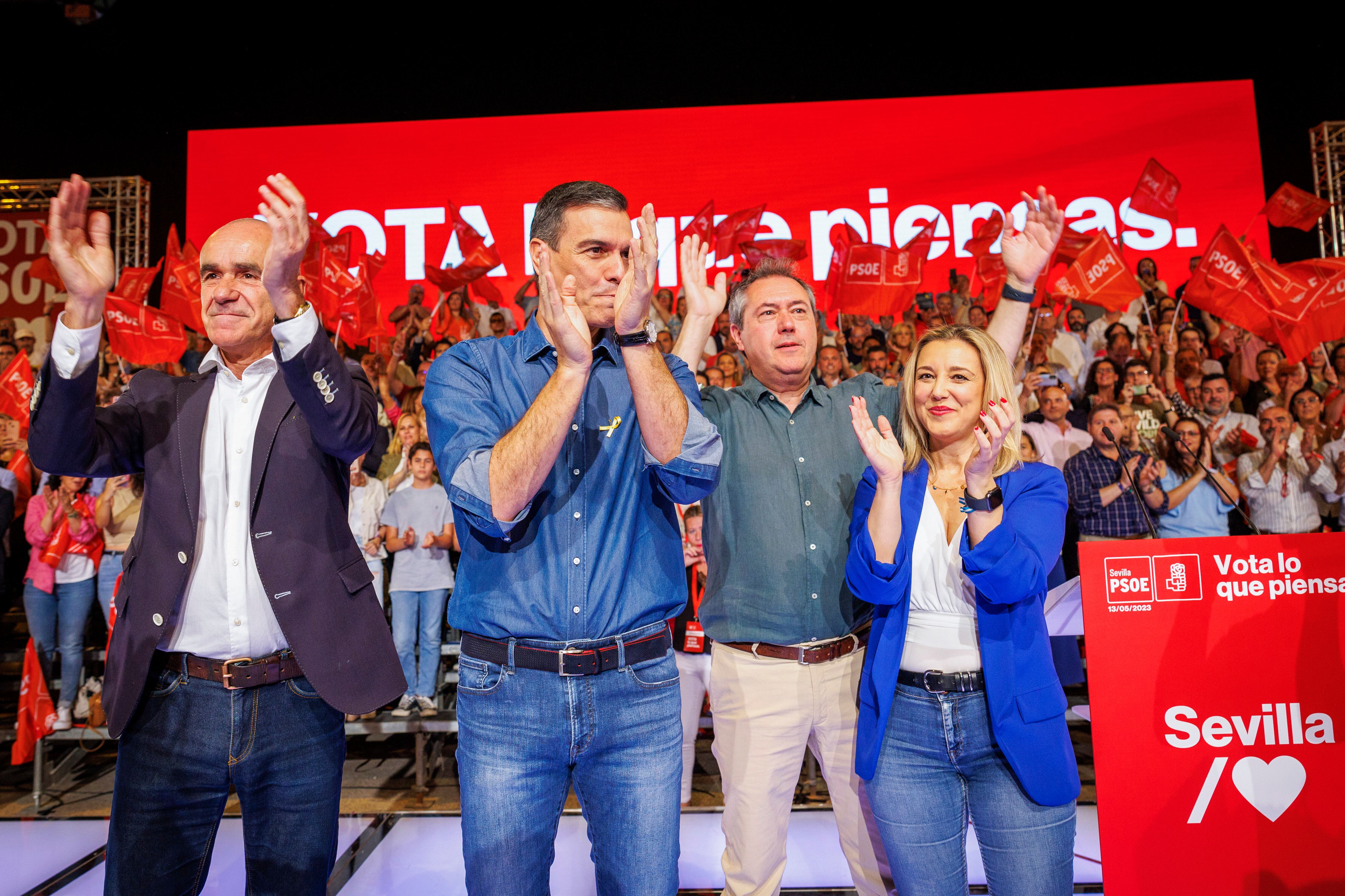 SEVILLA, 13/05/2023.- El presidente del Gobierno y secretario general del PSOE, Pedro Sánchez, junto al alcalde de Sevilla y candidato socialista a la reelección, Antonio Muñoz (i), el secretario general del PSOE andaluz, Juan Espadas (2d), y la alcaldesa de Alcalá de Guadaíra (Sevilla), Ana Isabel Jiménez , durante el acto de campaña para las elecciones municipales del 28 de mayo hoy sábado en el Palacio de Congresos de la capital andaluza. EFE/ Julio Muñoz
