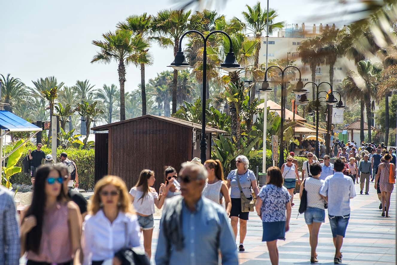 Turistas en el paseo marítimo de Torremolinos (Málaga)