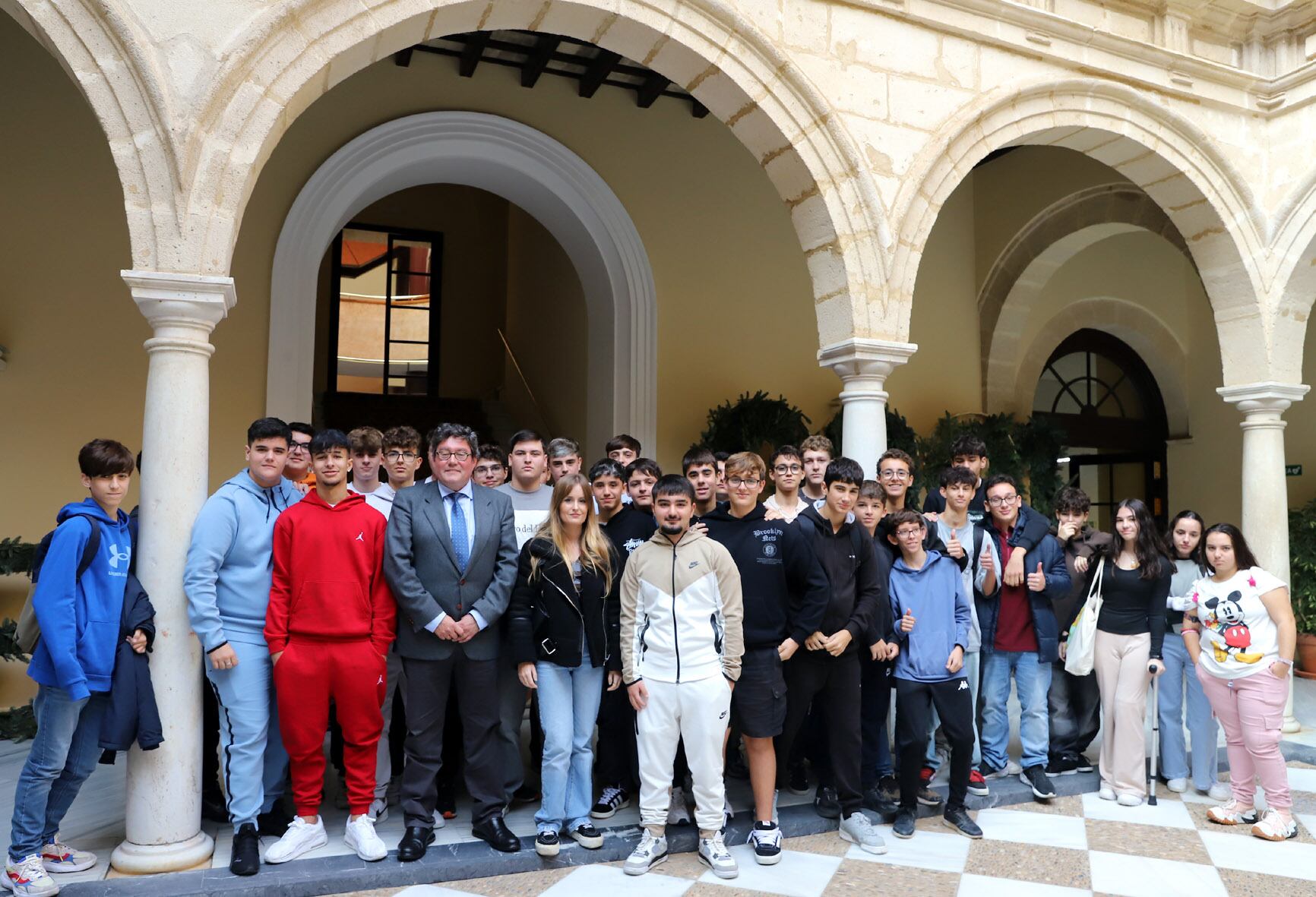 Los estudiantes que han participado en el acto en el Ayuntamiento de Jerez