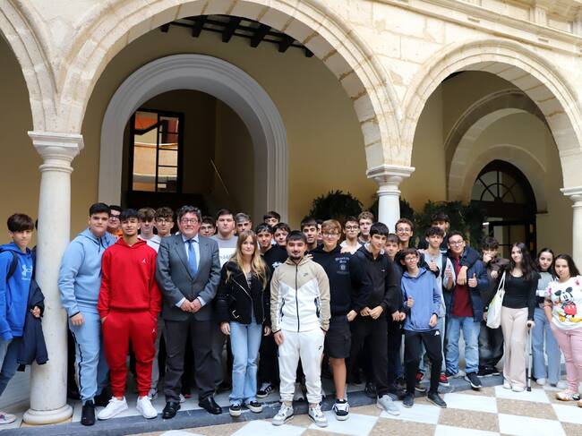 Los estudiantes que han participado en el acto en el Ayuntamiento de Jerez