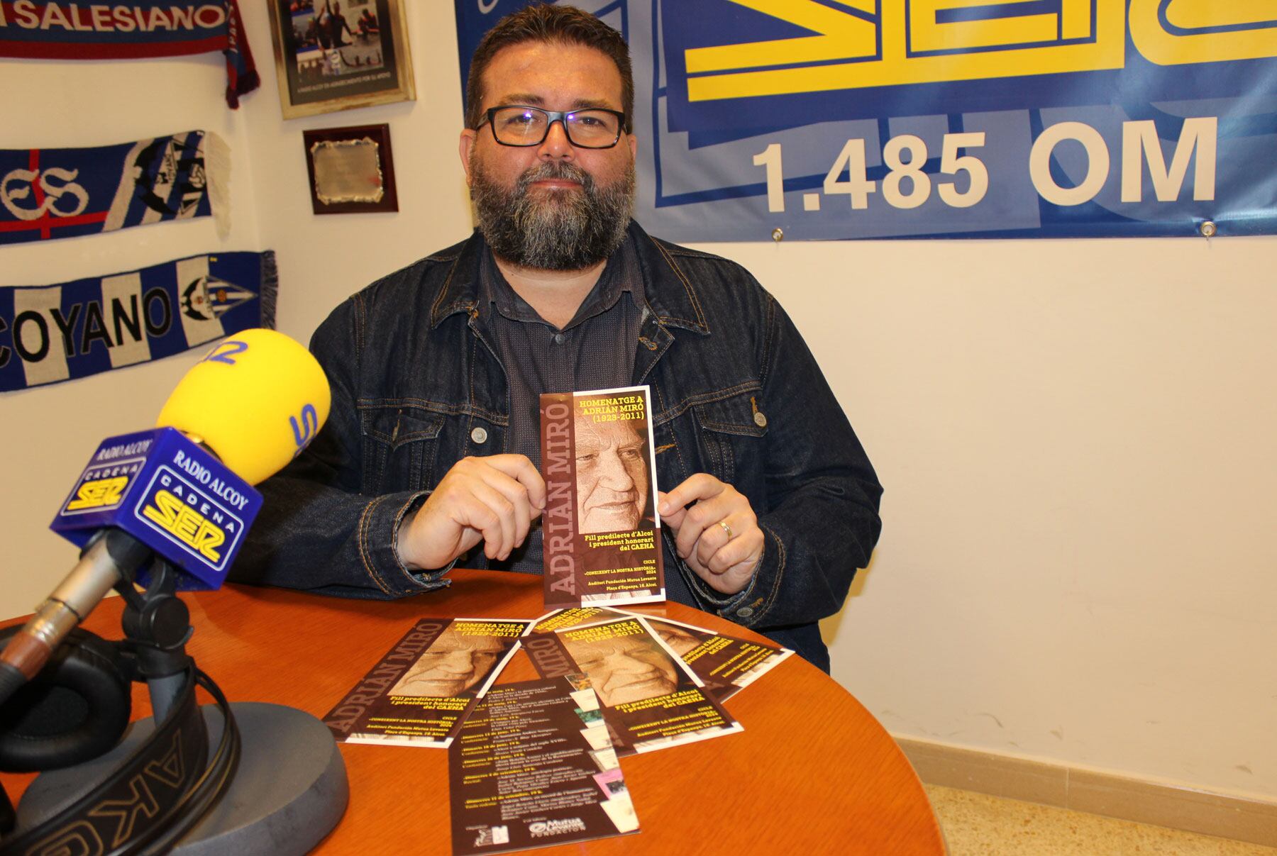 Lluís Vidal, amb un dels fullets promocionals de les conferències i actes relacionats amb l&#039;homenatge a Adrián Miró