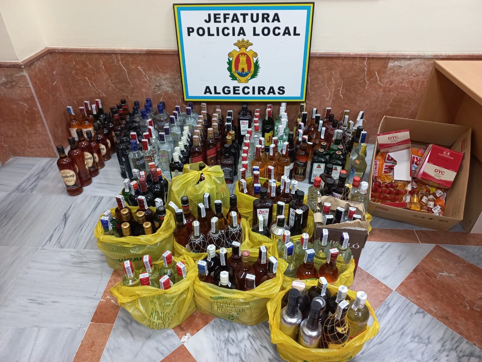 Botellas intervenidas por la Policía Local de Algeciras.