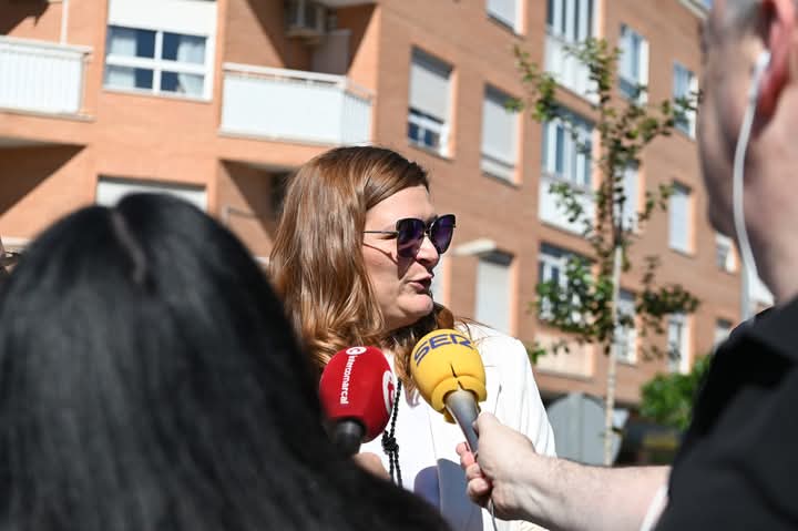 La concejal de cultura de Peñafiel, atendiendo a los medios