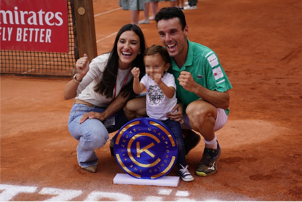 Roberto Bautista, con su familia, tras ganar el torneo