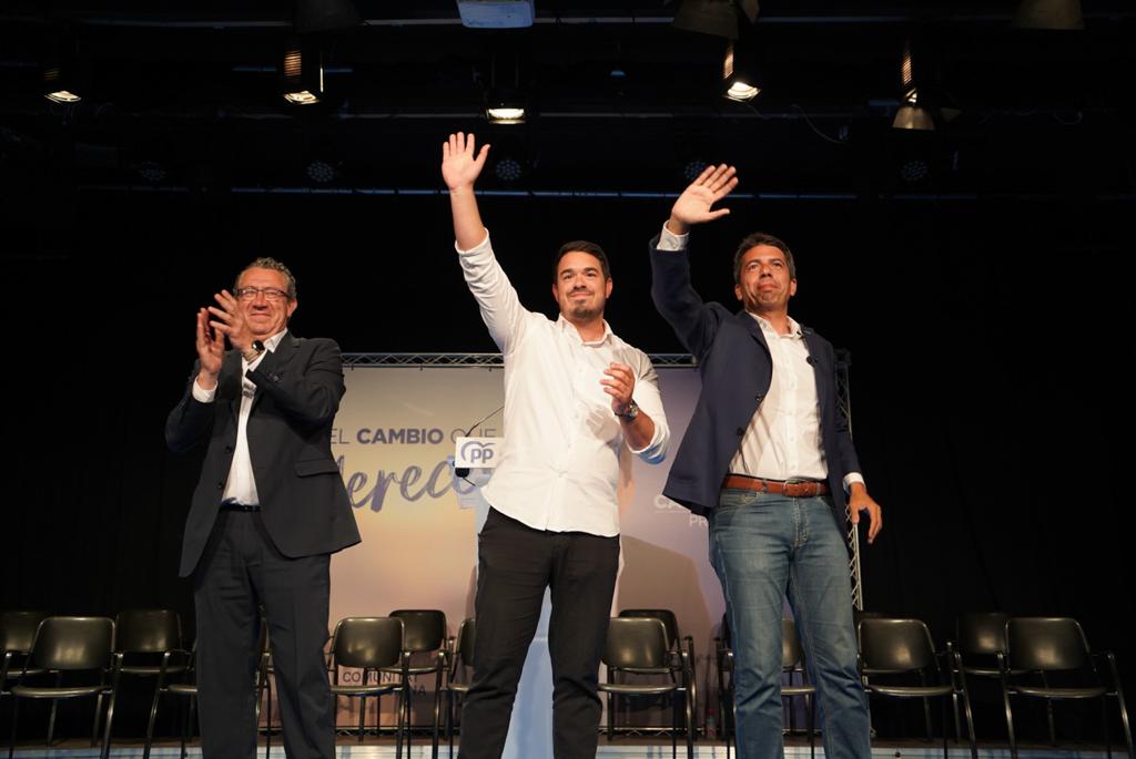 Los participantes en el mitin de Villena