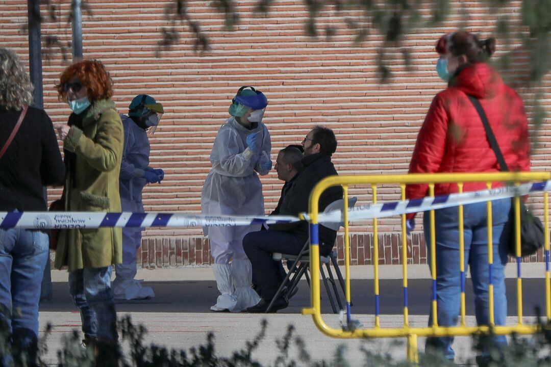 Una sanitaria le realiza a un trabajador de servicios esenciales uno de los test rápidos de coronavirus que ha adquirido el Ayuntamiento de la capital para preservar la salud de los trabajadores más expuestos como son Sanitarios, Policía Municipal, trabajadores del SAMUR y bomberos.