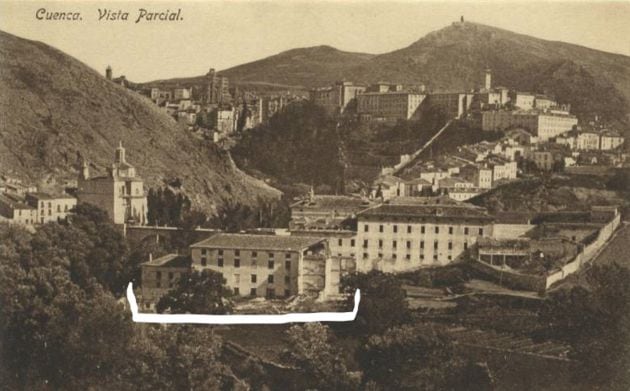 Vista de Cuenca hacia 1920. En primer plano, la Fábrica de Alfombras en su parte posterior.