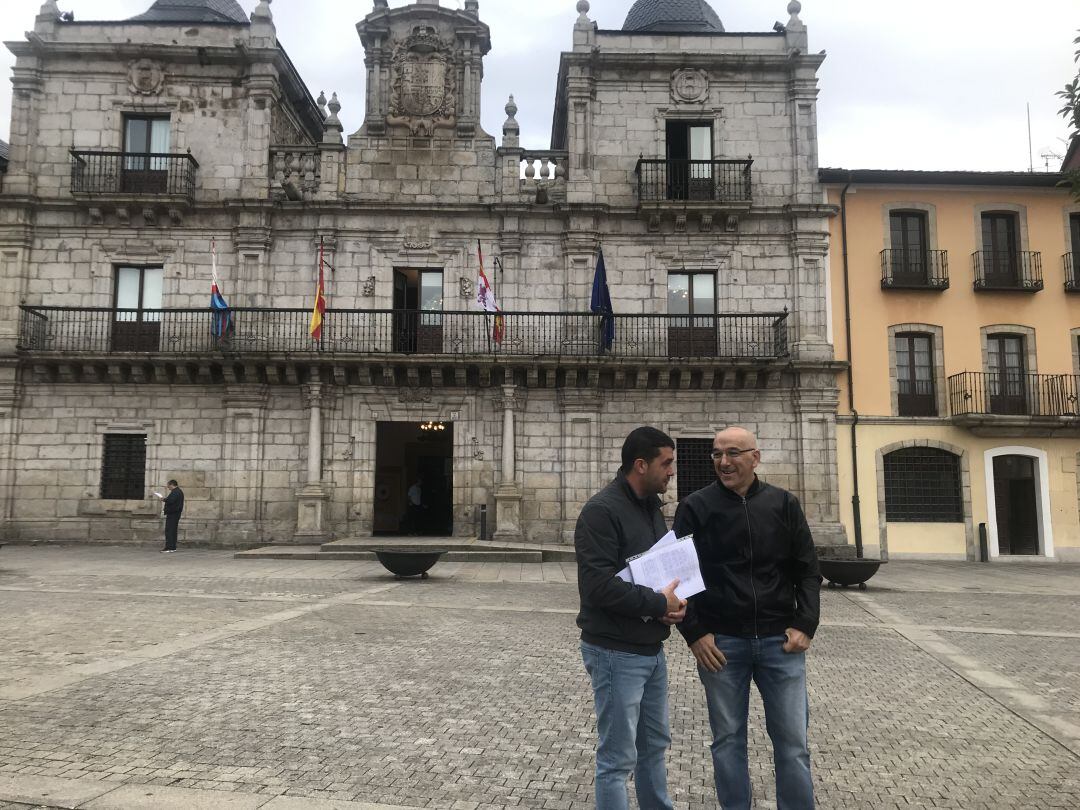 Representantes de la asociación de vecinos de La Rosaleda a la salida de la reunión en el ayuntamiento de Ponferrada