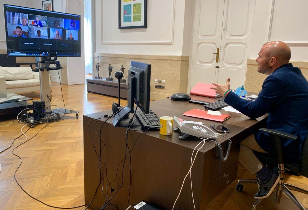 Toni Gaspar a la reunió amb els alcaldes i alcaldesses de La Vall d'Albaida