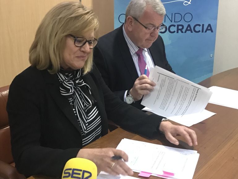 La procuradora Mar González Pereda y el senador Alfonso Rodríguez Hevia, en la rueda de prensa