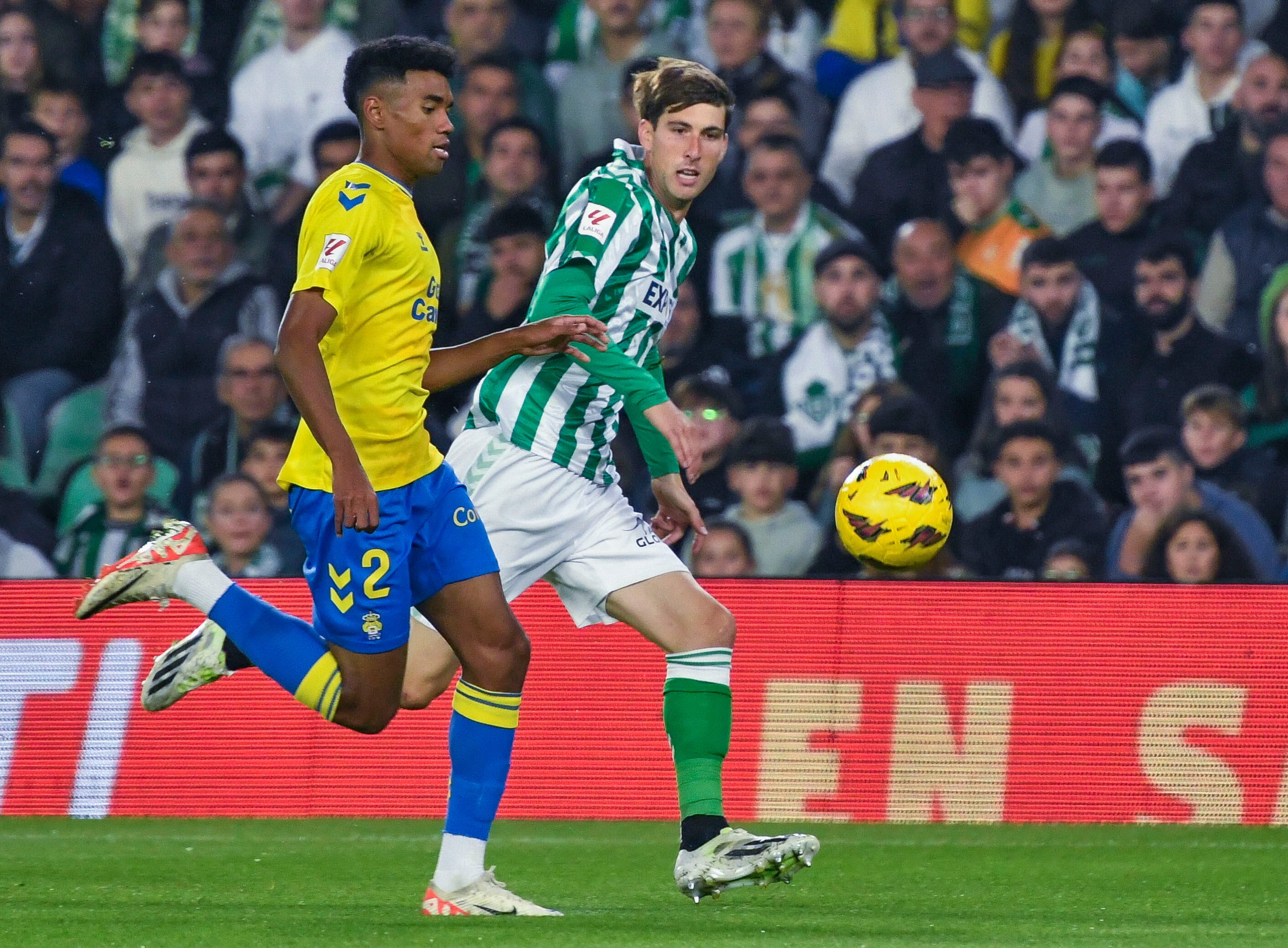 SEVILLA. 01/02/2023. -El defensa del Real Betis Miranda (d) disputa una posesión ante y Marvin delantero de la UD Las Palmas durante el partido de la jornada 14 de la Liga EA Sports que se ha disputado esta noche en el estadio Benito Villamarín de Sevilla. EFE/ Raúl Caro.
