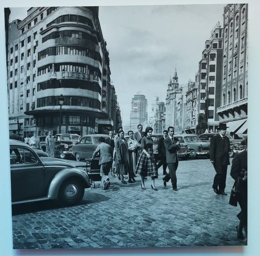 Peatones cruzando la calle en Gran Vía. Fotografía de Nicolás Muller de finales de los años 50.