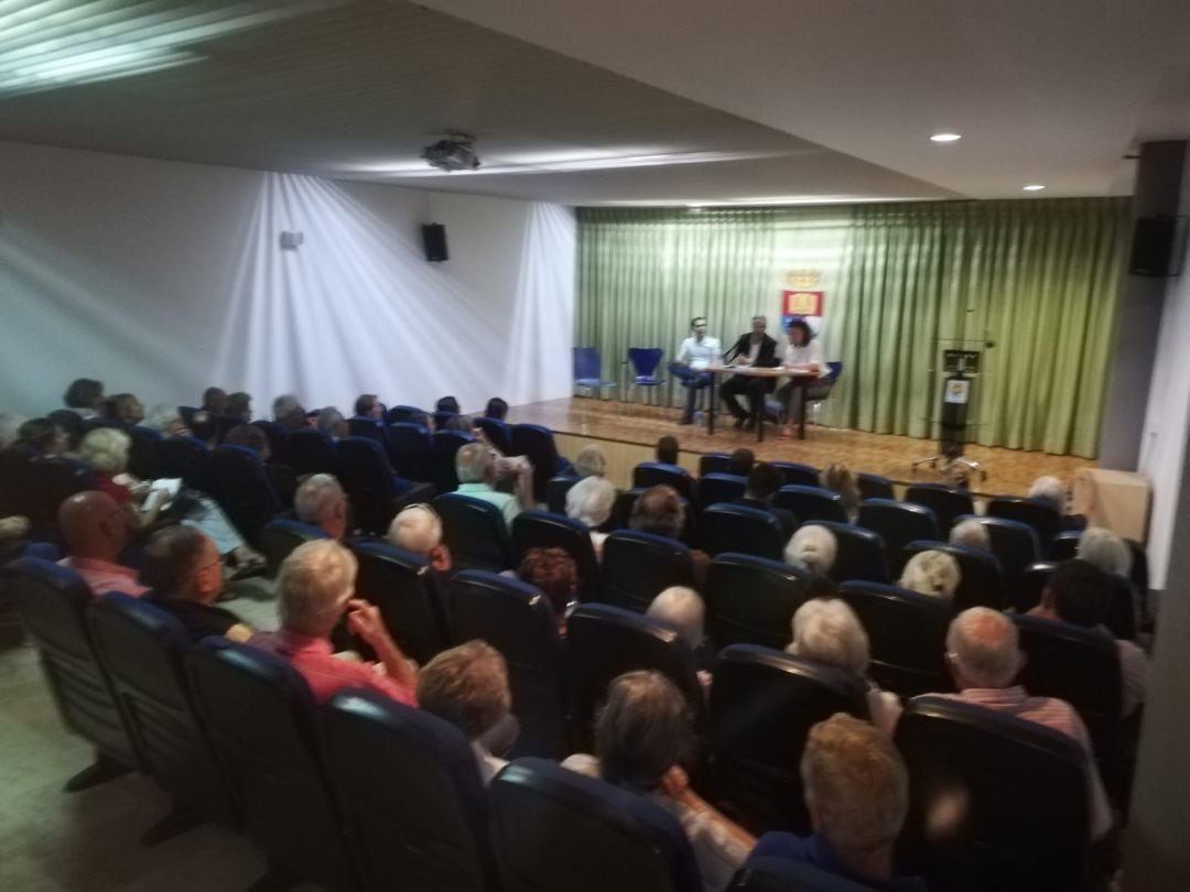 El secretario autonómico de Vivienda, Josep Lluis Ferrando, (c) durante la reunión con los afectados por la presunta estafa de las viviendas sin licencias en Llíber.