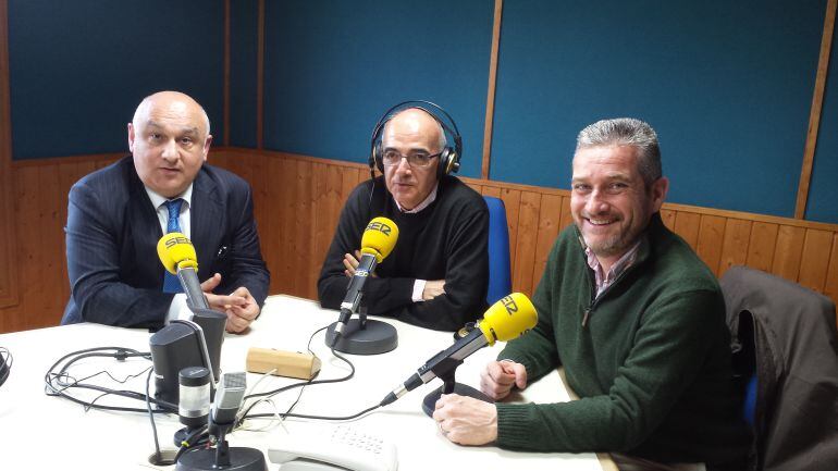 Los contertulios Miguel del Río y Javier Ceruti con el presentador de la Ventana de Cantabria Pedro Aresti  