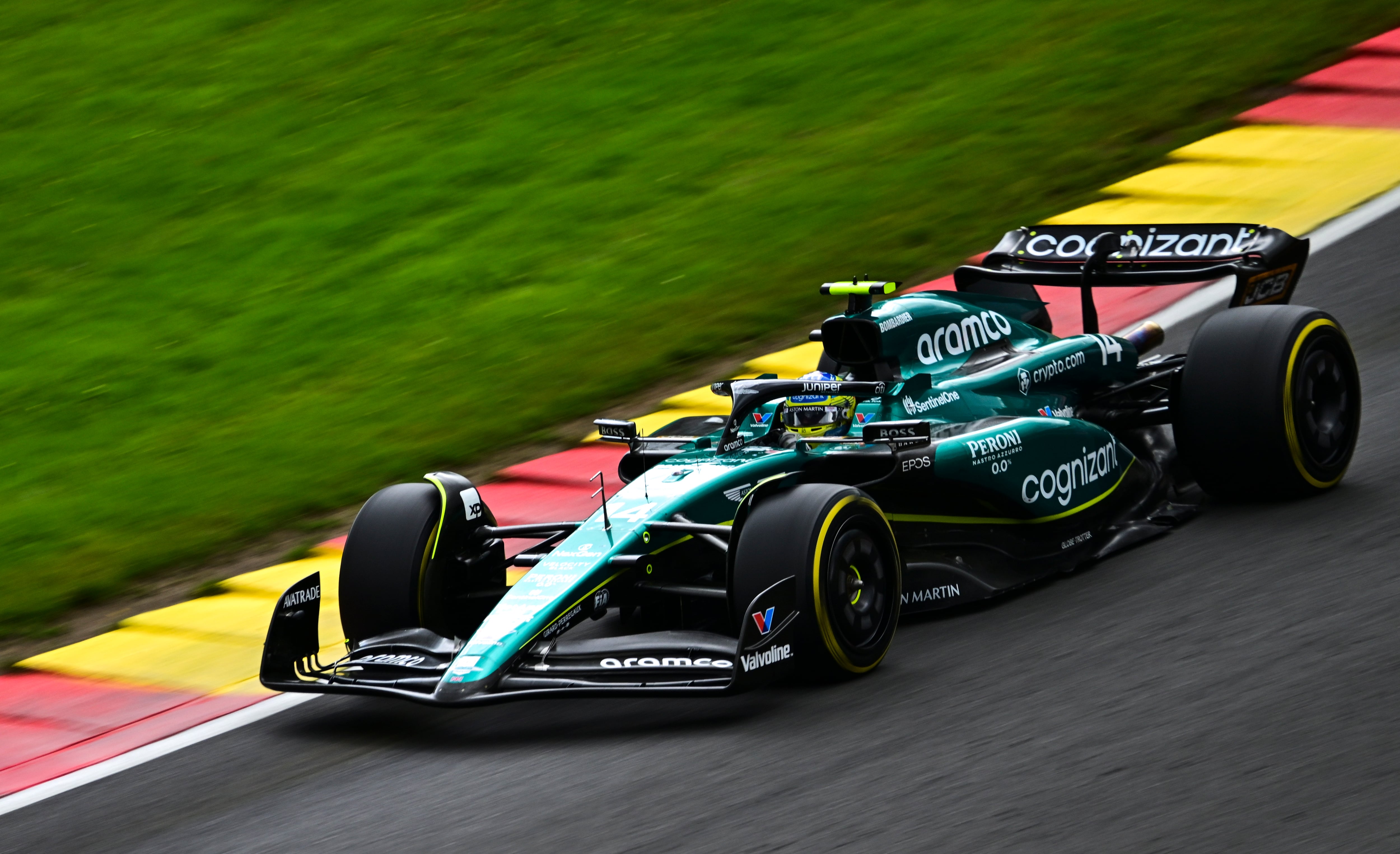 Fernando Alonso con su Aston Martin en el último Gran Premio de Fórmula 1