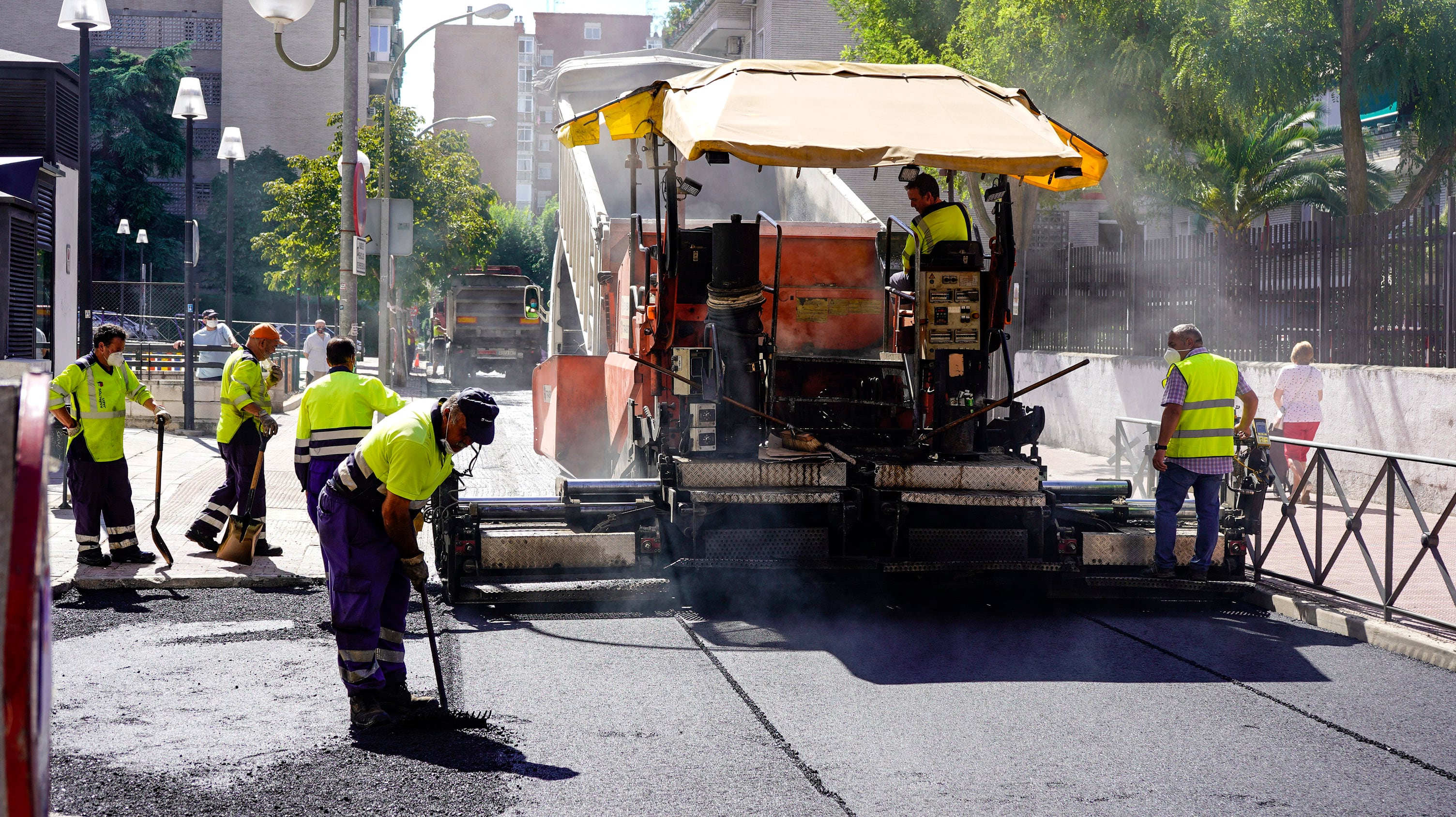 Operarios asfaltando una calle de Móstoles