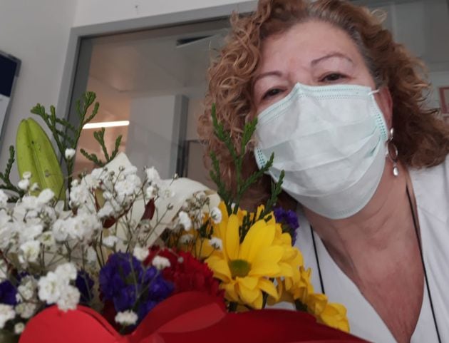 María Ángeles, técnico de laboratorio en el Hospital Río Hortega de Valladolid, con un ramo de flores que les envió el hospital