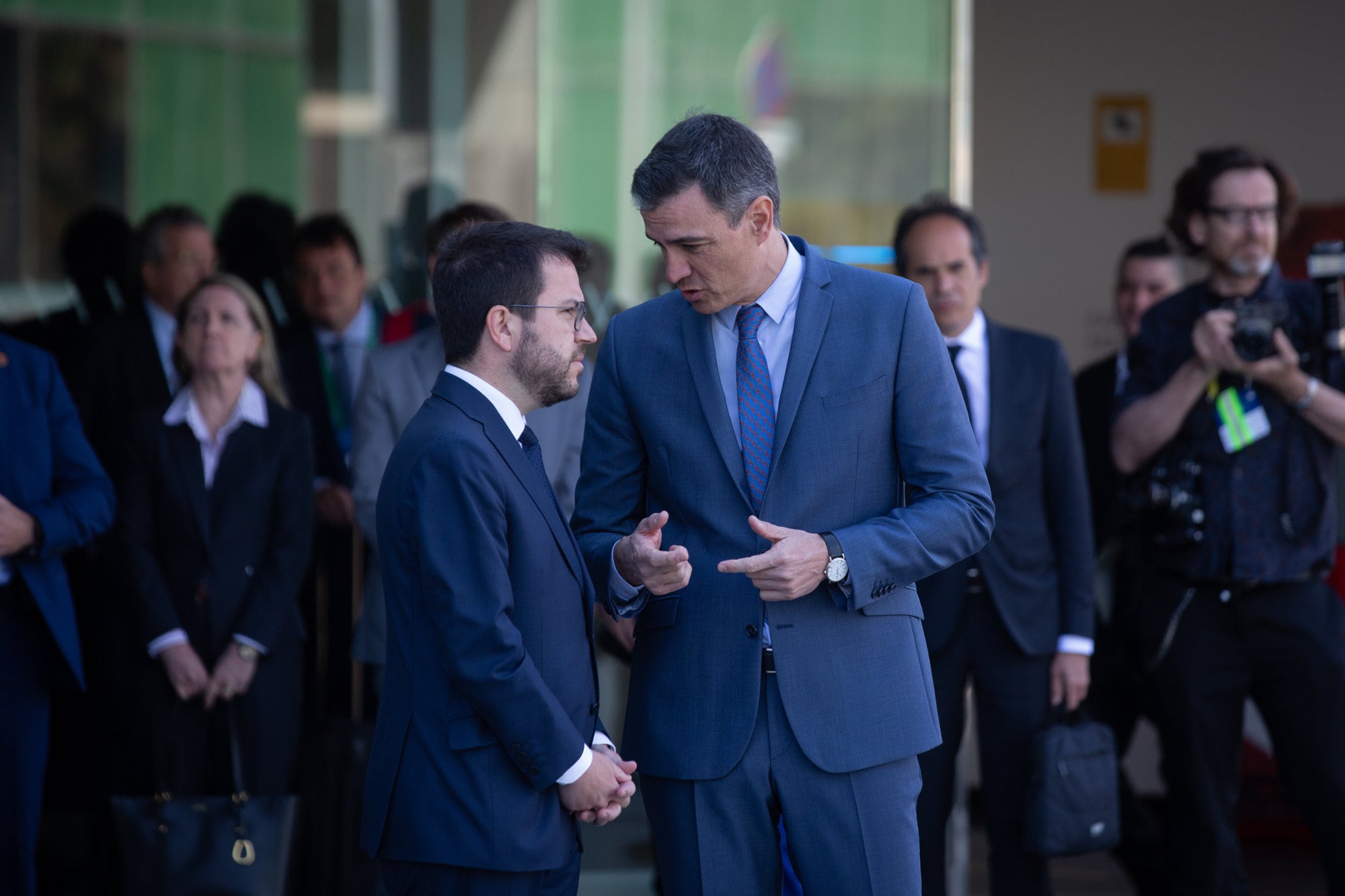 El president de la Generalitat, Pere Aragonès, y el presidente del Gobierno, Pedro Sánchez, mantienen una conversación en la puerta del hotel W Barcelona a su llegada a la jornada de clausura de la XXXVII Reunió Cercle d’Economia