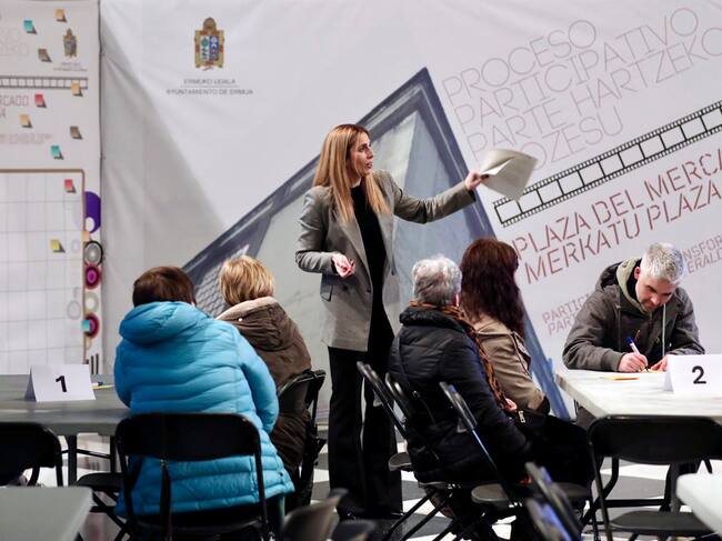 La alcaldesa de Ermua, Beatriz Gámiz, durante el tercer encuentro participativo sobre el futuro de la Plaza del Mercado / Foto: Ayuntamiento de Ermua