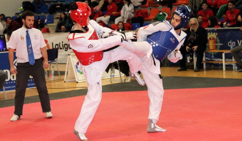 Marta Calvo (azul) durante uno de los combates del Campeonato de España