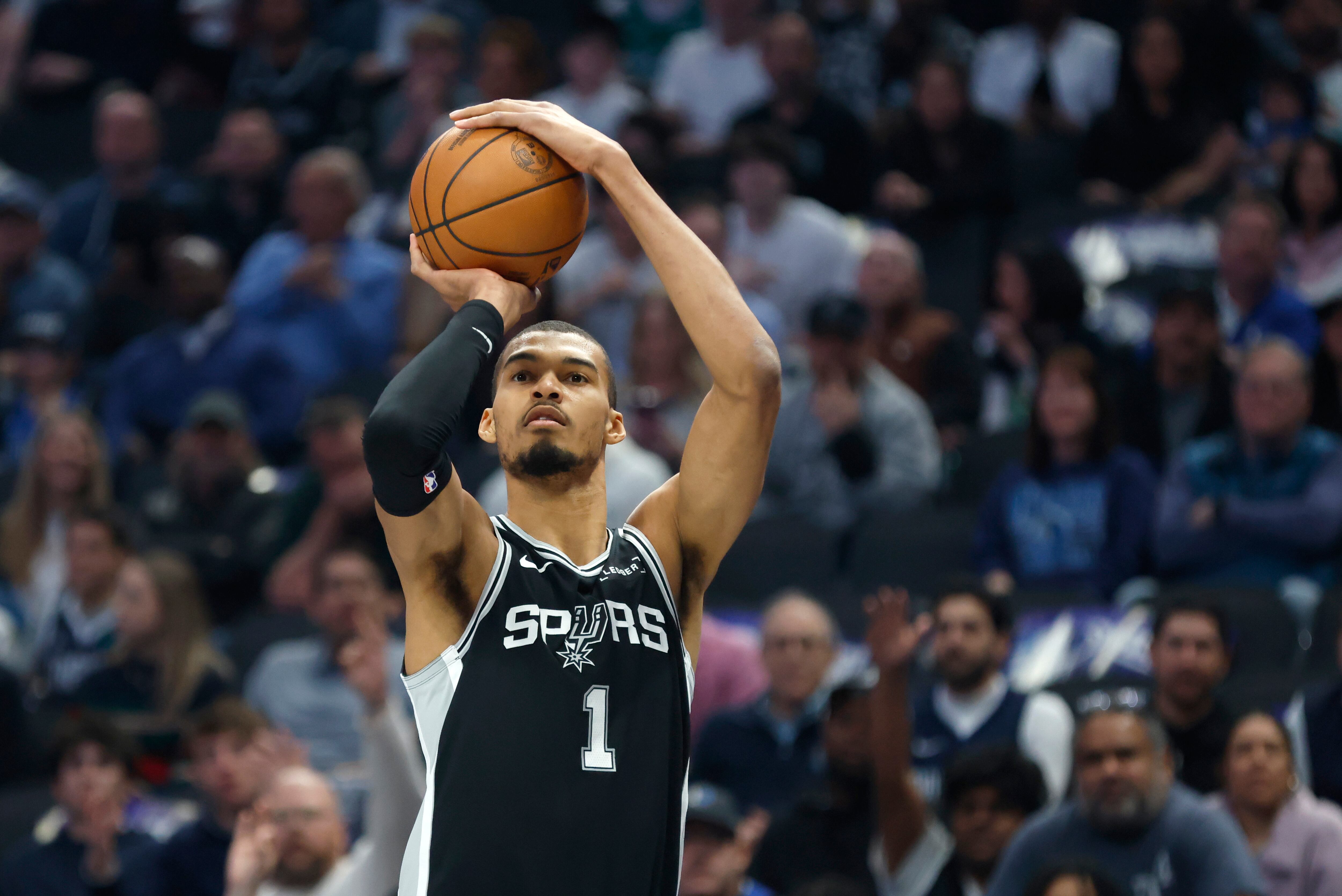 Victor Wembanyama lanza a canasta durante un partido con San Antonio Spurs