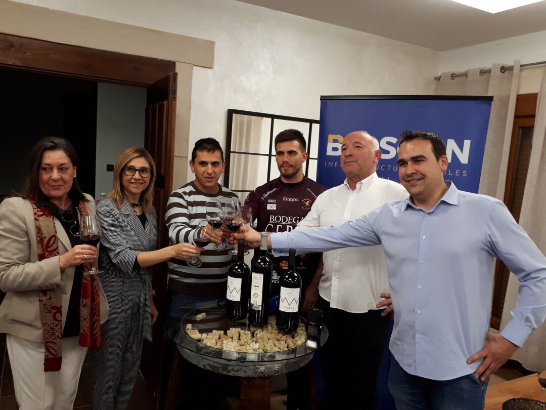 En la previa del encuentro patrocinadores y directivos mostraron músculo en la presentación de Julian Souto (con la camiseta del club) en Bodegas Ceres.