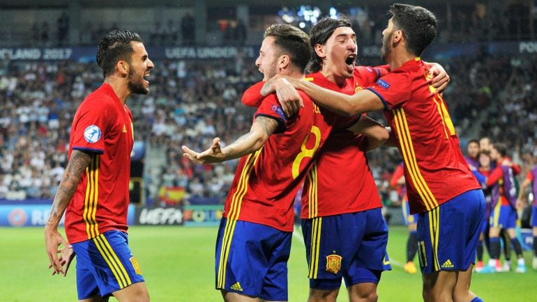 Los jugadores españoles celebran un gol a Italia en semifinales del Europeo sub-21.