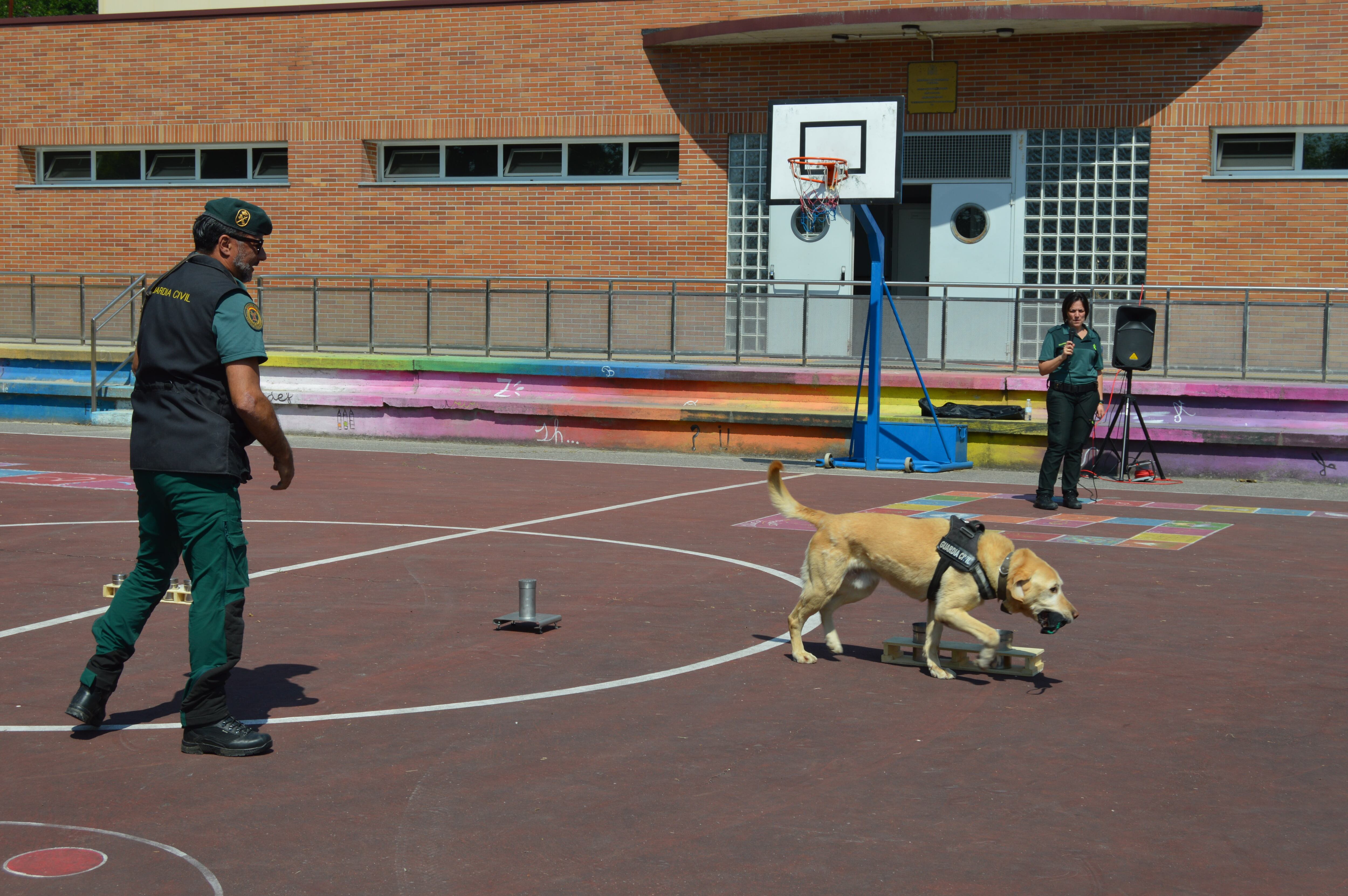 La Guardia Civil visita el CEIP Atín-Cela en Mos