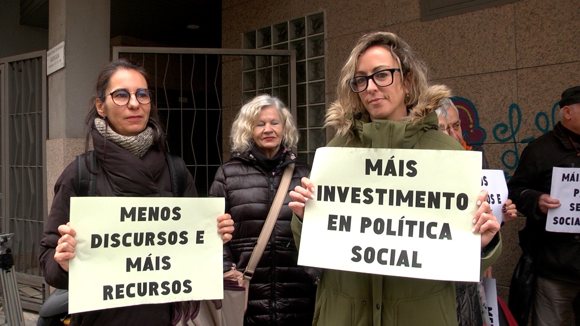 Vecinas de Teis frente a las oficinas de Servicios Sociales.