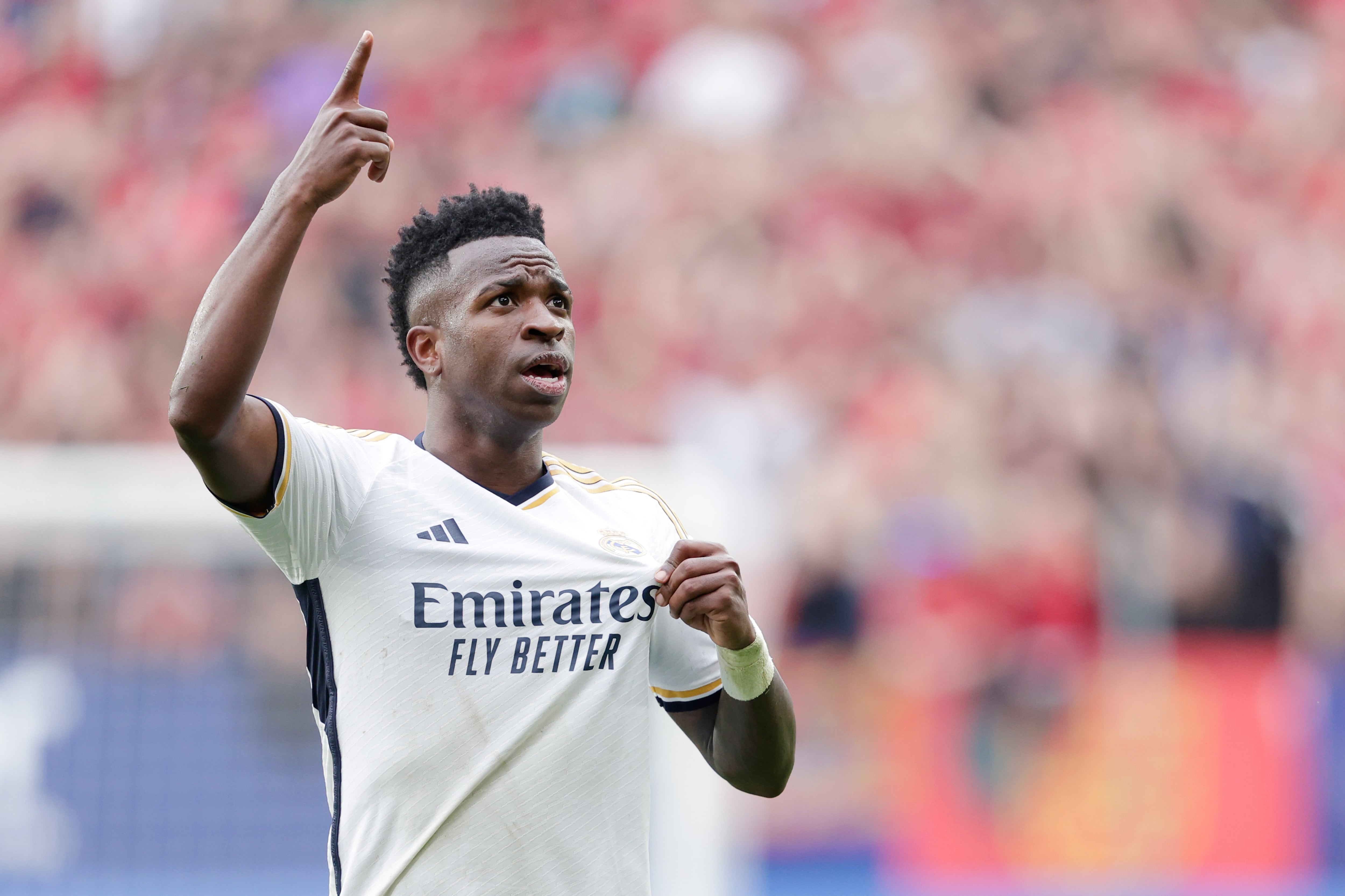 Vinicius celebra su gol en El Sadar entre CA Osasuna y Real Madrid (Photo by David S. Bustamante/Soccrates/Getty Images)